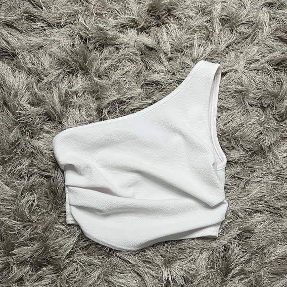 PRETTY LITTLE THING Petite White Ruched Side One Shoulder Crop Top - Picture 2 of 4